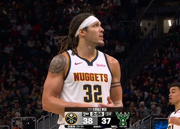 百家乐官网-里外里差不少!戈登进攻犯规 掘金挑战成功阻挡2+1