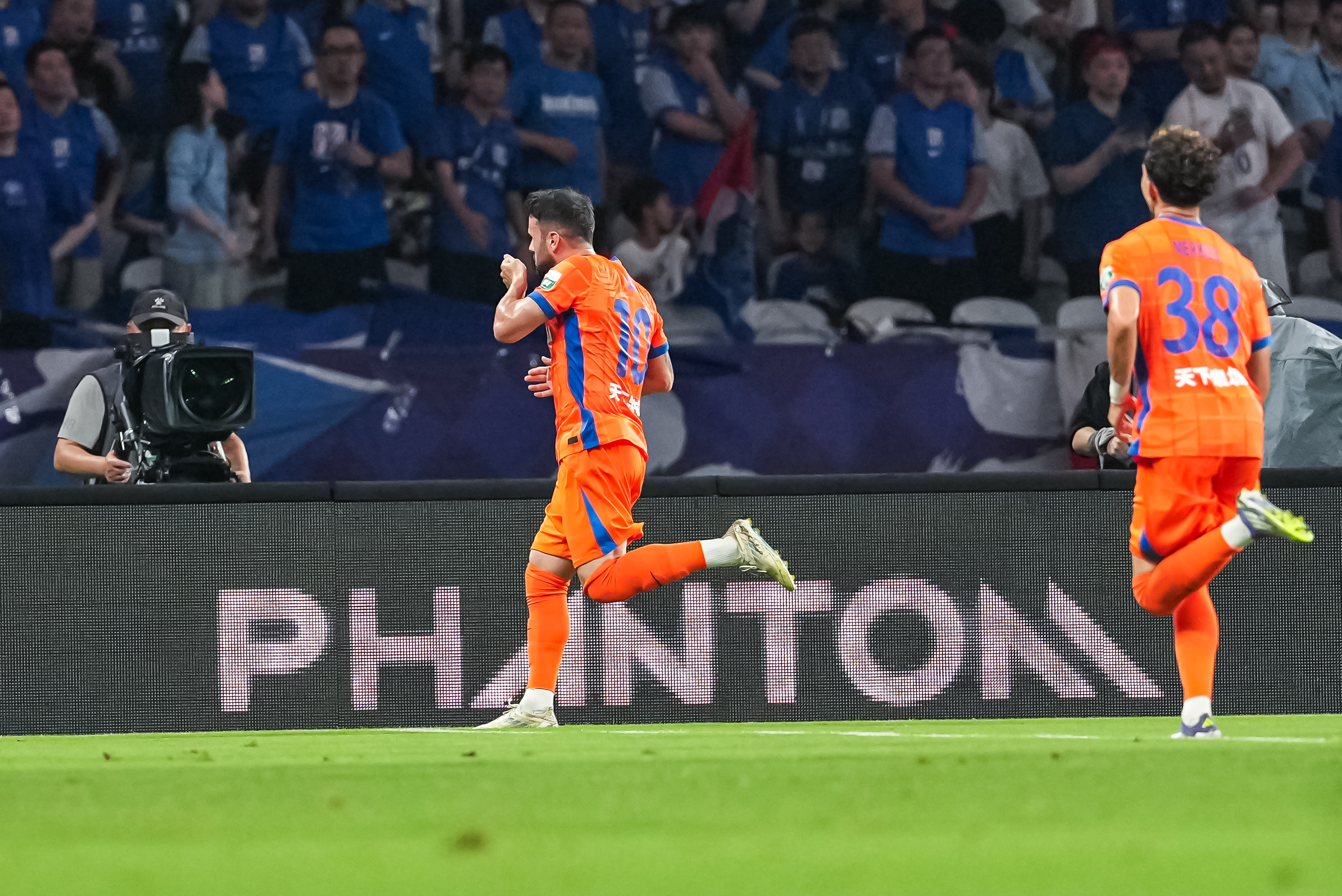 金靴稳了?卡扎近2场对国安&申花狂进7球,近7场轰14球&赛季22球